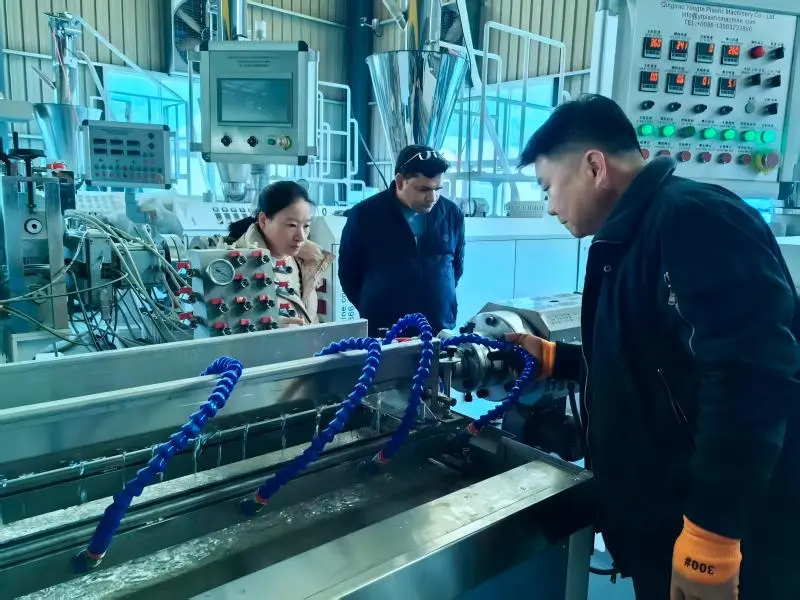 Машина за гумени напоителни тръби, работеща на място за клиент от Индия