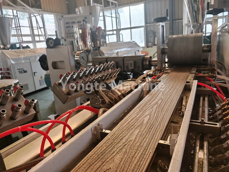 Yongte е помогнал на клиента при оптимизирането на линията за екструдиране на WPC профили, което води до 40% увеличение на изходната ефективност