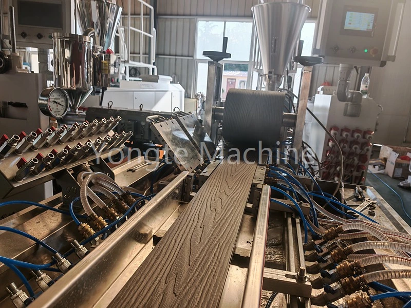 Машинно превръщане на пластмасовите отпадъци в WPC профил