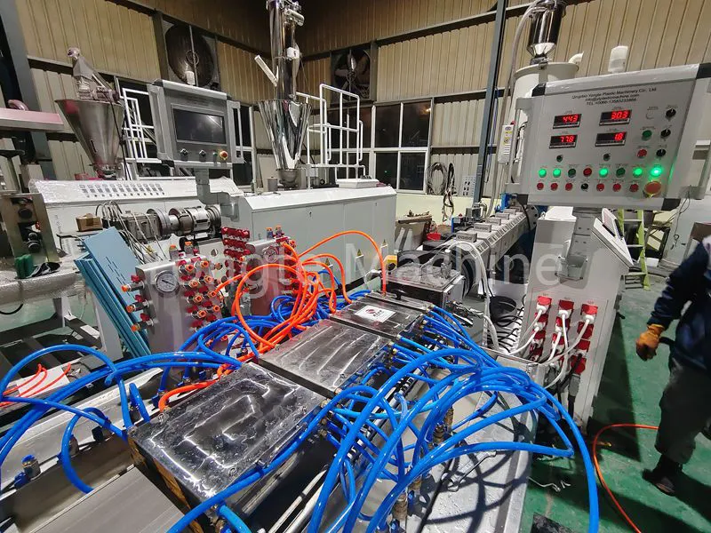 Линия за екструдиране на пластмасов дървен материал