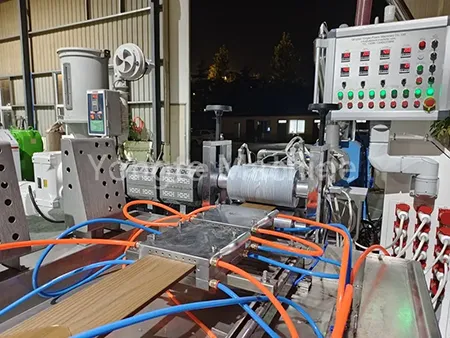 WPC машина за правене на огради